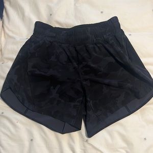 Black and navy camo lululemon track that short 6 HR